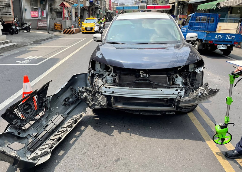 屏東縣警方9日執行巡邏勤務，發現遭通緝的李姓女子，上前盤查遭拒檢逃逸還衝撞警車，造成警車車頭毀損，警方立即發動警網攔截並擊破車窗逮人移送偵辦。（警方提供）中央社記者李卉婷傳真 112年4月11日