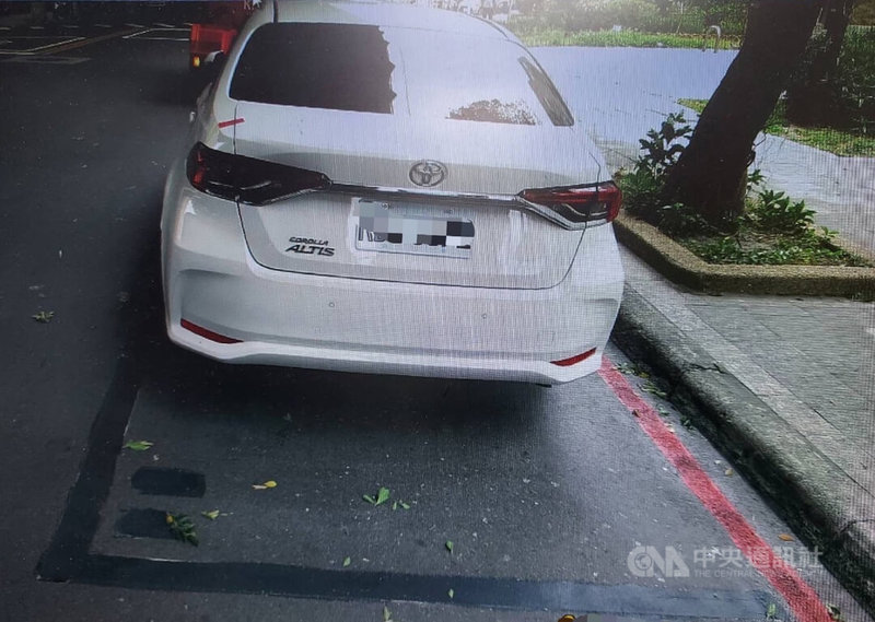 新北市有民眾晚間將愛車停在路邊停車格，隔天卻因停車格遭塗銷被警依違停拖吊，交通局發現委外廠商塗銷車格前有未貼告示單等疏失，將撤單。（翻攝照片）中央社記者王鴻國傳真  112年4月11日