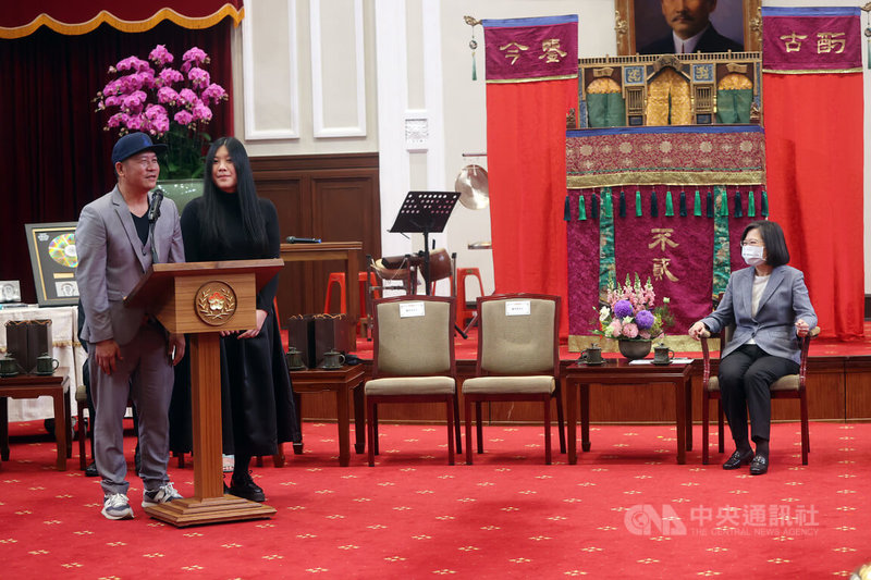 總統蔡英文（右）11日上午在總統府接見獲得第65屆葛萊美獎最佳唱片包裝獎的台灣設計師蕭青陽（左1）與蕭君恬（左2）父女檔，蕭青陽、蕭君恬致詞。中央社記者鄭傑文攝 112年4月11日