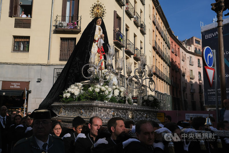 西班牙聖週（Semana Santa）期間，首都馬德里每天有聖週遊行。圖為9日聖週星期六（Sábado Santo），馬德里信徒們扛著神情哀傷的聖母像，行經遊客眾多的聖米格爾市場。中央社記者胡家綺馬德里攝 111年4月11日