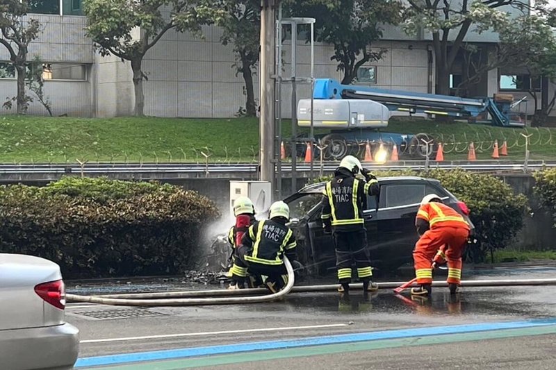 桃園國際機場11日清晨發生火燒車事件，一輛自小客車行經二航廈前車頭突然冒煙，駕駛緊急將車輛停在路旁隨即起火燃燒，機場消防隊獲報趕赴現場搶救，將火勢撲滅，所幸無人傷亡。（航空警察局提供）中央社記者吳睿騏桃園傳真 112年4月11日