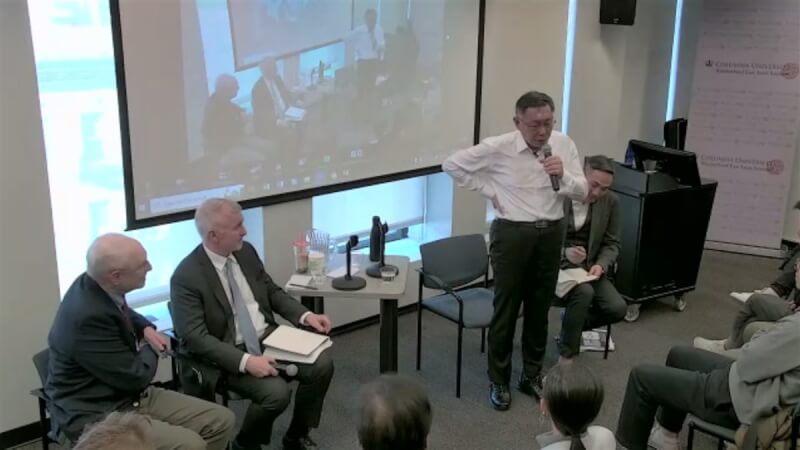 台灣民眾黨主席柯文哲（站立者）10日出席紐約哥倫比亞大學東亞研究所活動，與哥大教授黎安友（左1）、柯慶生（左2）對話，暢談個人政治主張。（取自網路直播畫面）中央社記者尹俊傑紐約傳真 112年4月11日