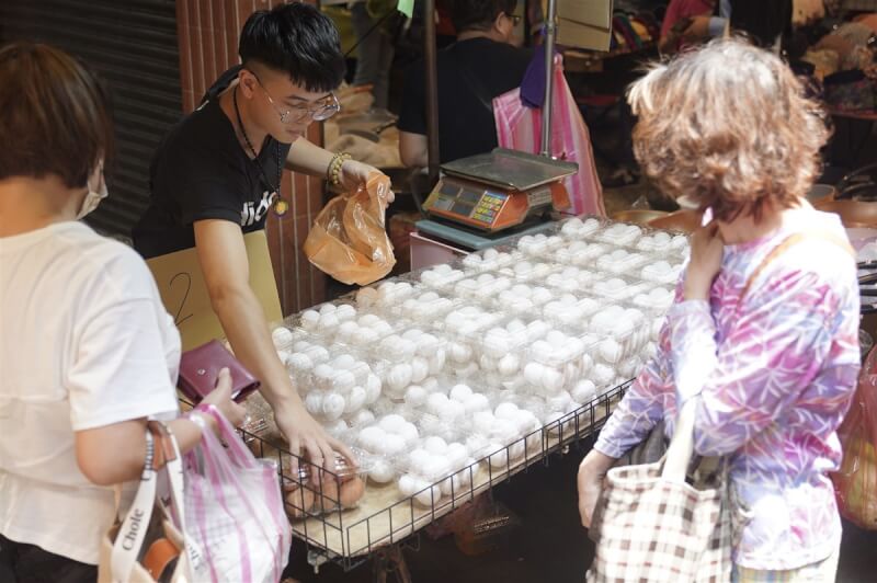 主計總處11日公布3月消費者物價指數，其中雞蛋的物價指數年增率已經連續17個月呈現雙位數上漲。圖為民眾11日在台北市北投市場外攤採買雞蛋。中央社記者徐肇昌攝 112年4月11日