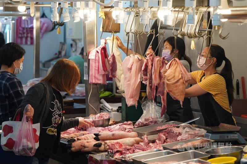 圖為民眾在台北市北投中繼市場採買豬肉。（中央社檔案照片）