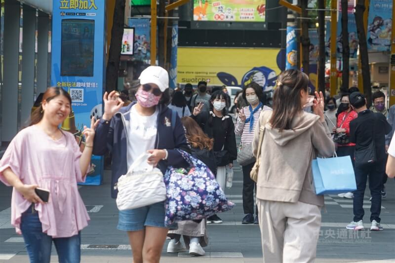 圖為民眾在台北市西門町商圈逛街。（中央社檔案照片）