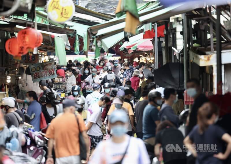 圖為民眾到台北市萬華區傳統市場採買。（中央社檔案照片）