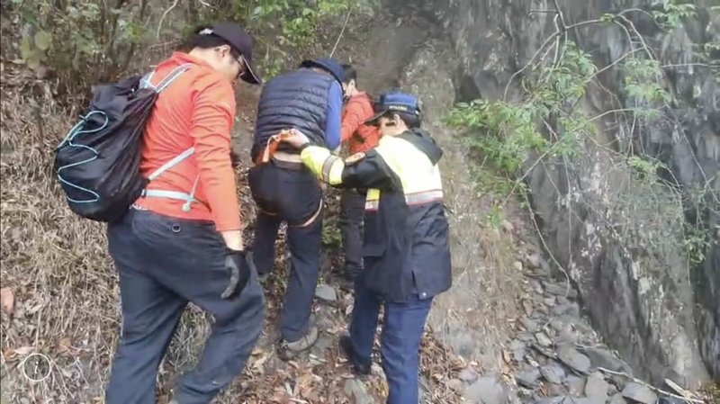 吳姓夫妻在台中市和平區雪山路攀登長壽山，返程時起霧想走捷徑，疑似不熟悉地形，導致受困峭壁，警消即時救援，透過警車警報器與民眾吹哨聲聯繫，將2人護送下山。（民眾提供）中央社記者趙麗妍傳真  112年4月11日