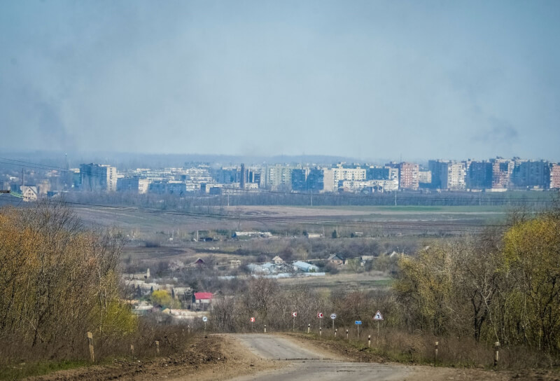 圖為10日俄羅斯對烏克蘭襲擊，巴赫姆特郊區出現煙霧。（路透社）