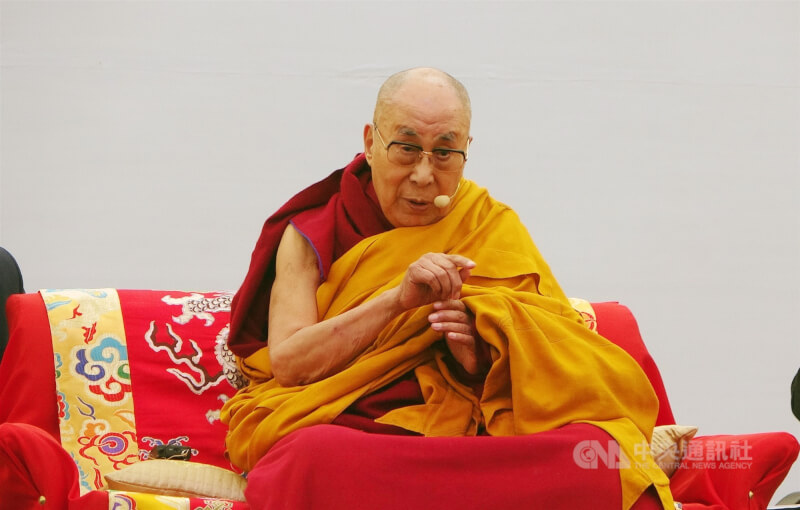 西藏精神領袖達賴喇嘛日前向媒體表示，中國正在發生變化，為了解決西藏問題，中國方面透過正式或非正式管道表達願意與他接觸。（中央社檔案照片）