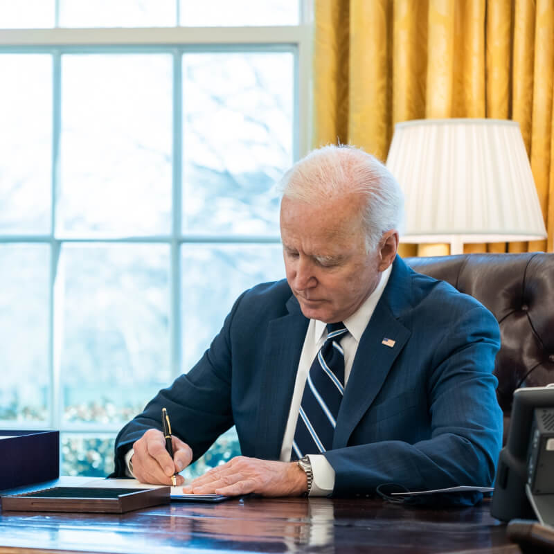 美國總統拜登10日簽署法令，終止因應COVID-19的國家衛生緊急狀態。（圖取自facebook.com/joebiden）