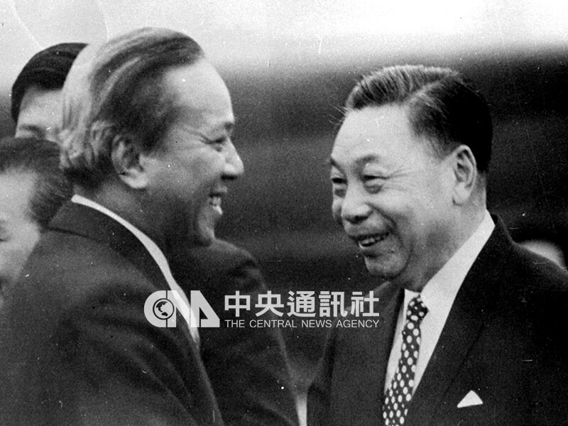 1973年，時任行政院長蔣經國到機場歡迎南越總統阮文紹訪台。（中央社檔案照片）