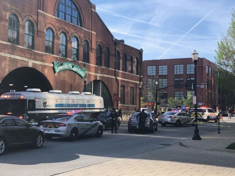 美國肯塔基州路易維爾市中心一間銀行10日發生槍擊案，一名男子開槍殺害4人、擊傷9人。圖為案發現場附近布滿警力。（路透社）