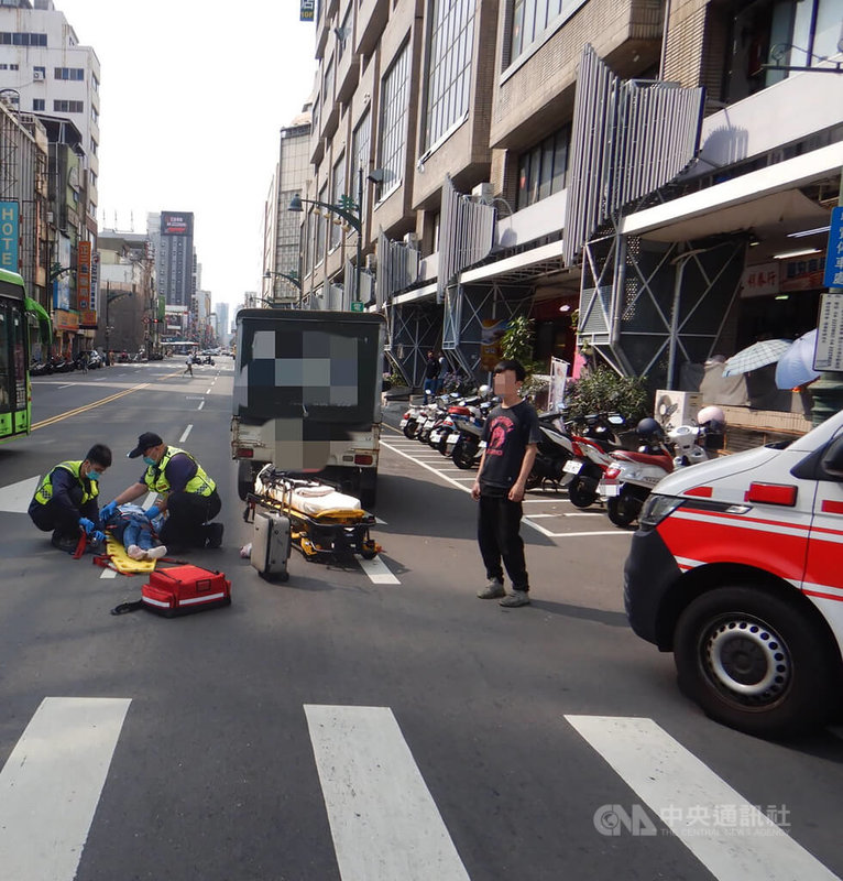 日籍婦人11日在台中市中區過馬路時，遭王男駕駛的小貨車撞上，婦人手腳擦挫傷送醫。（翻攝照片）中央社記者蘇木春傳真 112年4月11日