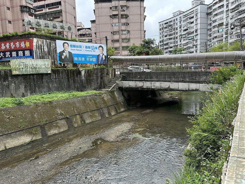 經濟部水利署日前核定「基隆市大武崙溪順興橋至民樂橋段改善工程」，由中央補助總經費新台幣1億5652萬5000元，幫助基隆市整治河川。圖為大武崙溪。（立法委員蔡適應服務處提供）中央社記者王朝鈺傳真  112年4月12日