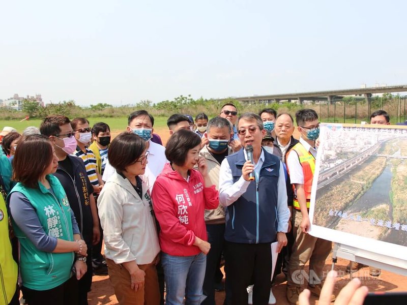 台中市大里與太平地區人口增長，現有台74線匝道已不敷使用，地方爭取設置十九甲北出匝道，民進黨立委何欣純（前左3）、林靜儀（前左1）12日前往會勘。中央社記者蘇木春攝  112年4月12日