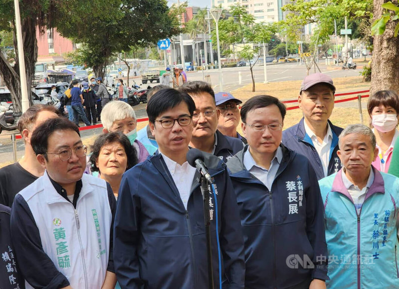 民進黨高雄市第3選區立委劉世芳退選，高雄市長陳其邁（前左2）12日表示，會再與黨中央協調出最好人選。中央社記者蔡孟妤攝  112年4月12日