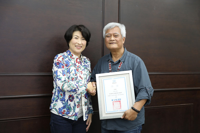 台東縣長饒慶鈴（左）聘前監察院副院長孫大川（右）為台東縣立圖書館總館名譽館長，12日親自頒發證書，盼借重孫大川的專長，建構以南島文化為主的台東縣總圖典藏特色。（台東縣政府提供）中央社記者盧太城台東傳真  112年4月12日