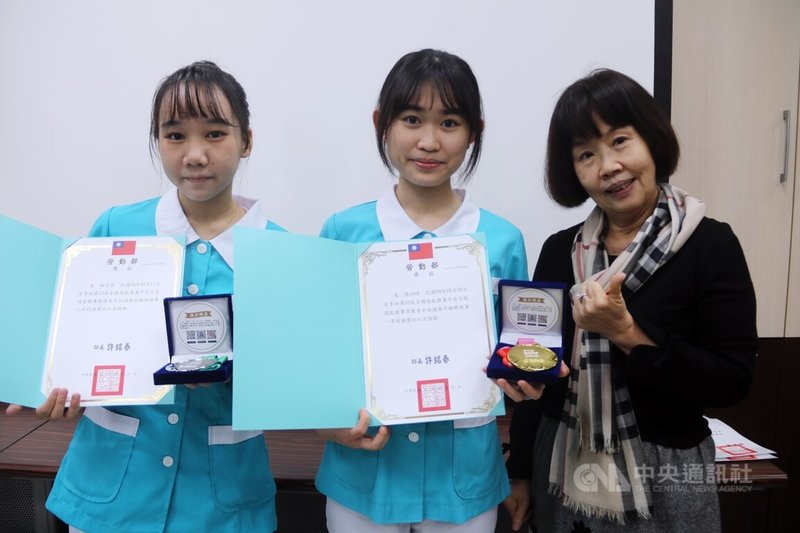 弘光科技大學護理科學生張昀暄（中）、林苡宸（左）參加全國技能競賽中區分區技能競賽，分別獲得健康照護組第1、2名。中央社記者趙麗妍攝  112年4月12日