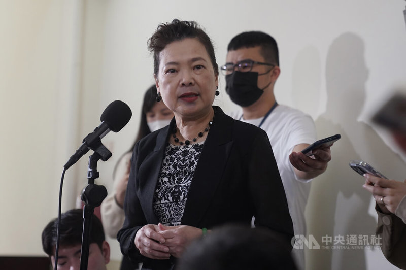 台積電高雄28奈米廠傳出計畫生變,經濟部長王美花(前中)12日在立法院受訪表示,台積電投資台灣、投資高雄不變,相關工程都在推進,需要政府協助的部分,「我們都會去協助」。中央社記者徐肇昌攝 112年4月12日