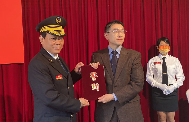 基隆市消防局12日舉行新任局長向永財（前左）就職典禮，基隆市長謝國樑（前右）出席表示，向永財從基層消防員做起，民國70年起擔任救火工作至今已42年，歷練豐富。（讀者提供）中央社記者王朝鈺傳真112年4月12日