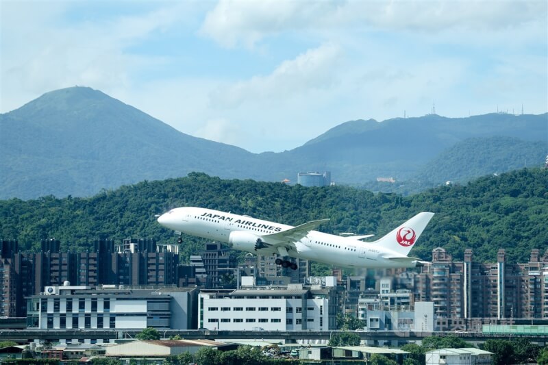 圖為自台北松山機場起飛的日本航空班機。（中央社檔案照片）