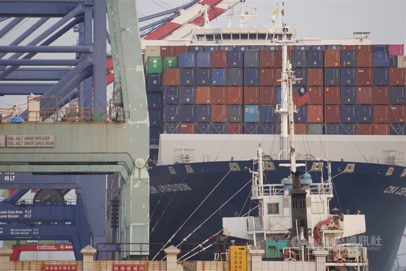 中國商務部12日公告，將就台灣2455項商品進行貿易壁壘調查。圖為停靠在高雄港區的貨櫃輪一景。（中央社檔案照片）