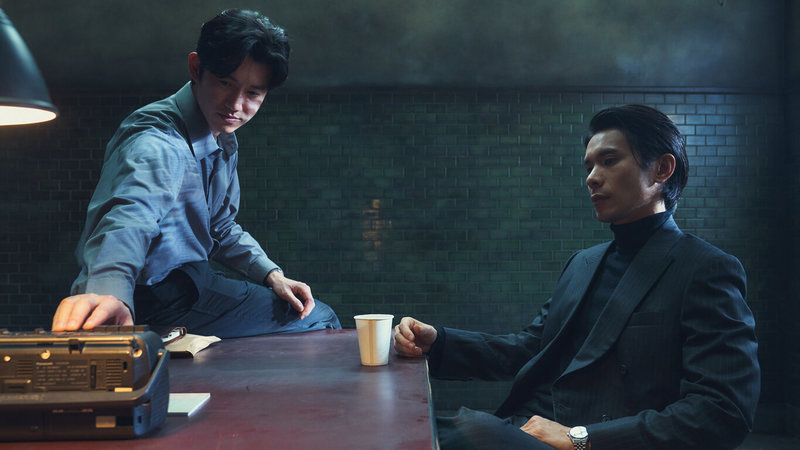 演員吳慷仁（左）在影集「模仿犯」中飾演檢察官，偵訊電視台主播姚淳耀（右）。（Netflix提供）中央社記者葉冠吟傳真 112年4月12日