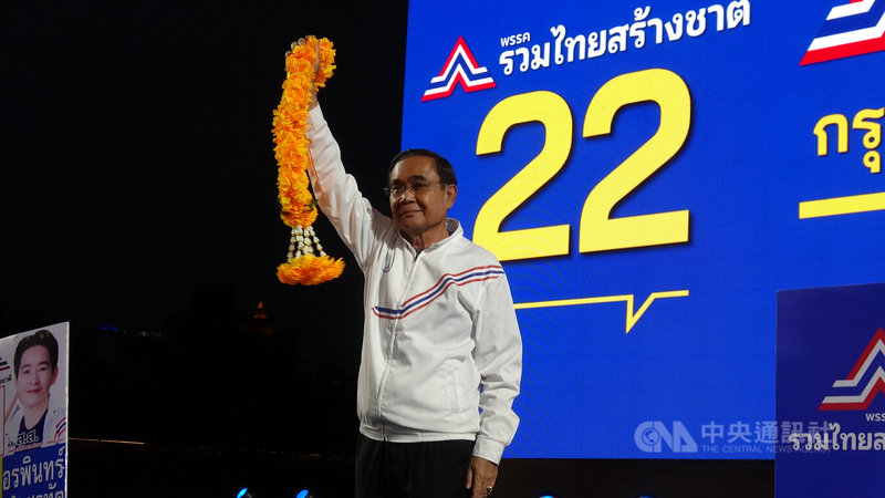泰國5月將舉行國會眾議院選舉，總理帕拉育將代表團結建國黨角逐總理寶座，但帕拉育在位超過8年，民心思變。圖為帕拉育7日出席一場造勢晚會。中央社記者呂欣憓曼谷攝 112年4月12日