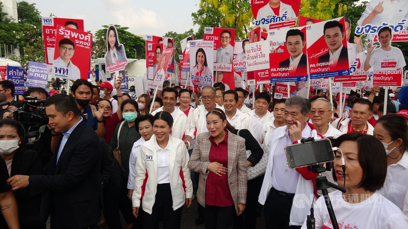 泰國5月將舉行國會眾議院選舉，最大在野黨為泰黨推出流亡前總理戴克辛的女兒貝東塔（著格紋外套者）競選總理。圖為貝東塔3日現身區域眾議員的登記現場。中央社記者呂欣憓曼谷攝 112年4月12日