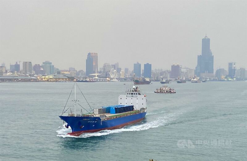 中國12日宣布對台灣進行貿易壁壘調查，經濟部表示願意在不設前提下與對岸磋商。圖為一艘貨櫃船駛離高雄港。（中央社檔案照片）