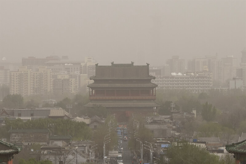 中國今年沙塵天氣頻繁，北京12日一片黃沙朦朧。（共同社）