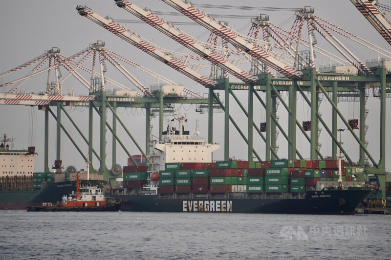 中國商務部12日宣布對台灣進行貿易壁壘調查，陸委會表示無助兩岸貿易合作發展。圖為停靠在高雄港區的貨櫃輪。（中央社檔案照片）