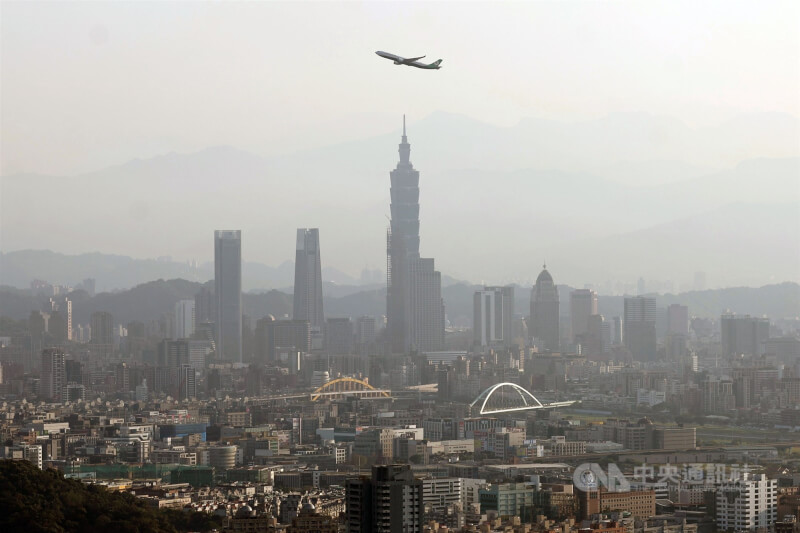 路透社報導，中國計劃16至18日在台灣北方空域實施禁航區，可能干擾區域航班。圖為一架班機飛過台北市區上空。（示意圖／中央社檔案照片）