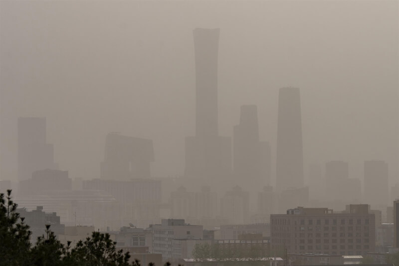中國今年沙塵天氣頻繁，北京11日一片黃沙朦朧。（共同社）