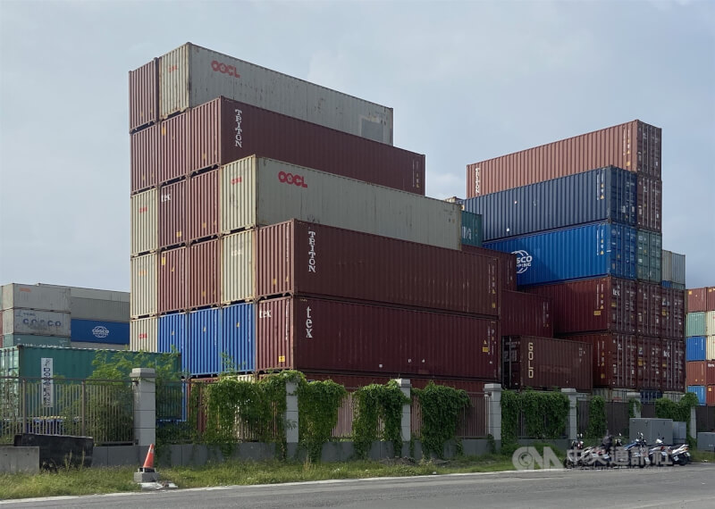 圖為高雄港區層層堆疊的貨櫃。（中央社檔案照片）