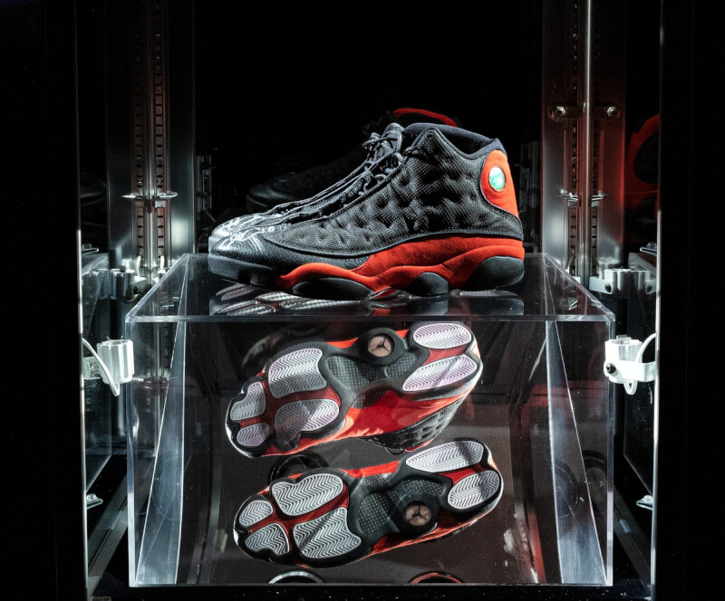 蘇富比宣布，一雙NBA超級球星喬丹穿過的球鞋11日以220萬美元（約新台幣6763萬元）賣出，創下實戰球鞋拍賣價新高。（圖取自twitter.com/Sothebys）