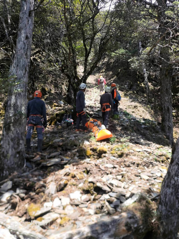 蔣姓登山者隨隊攀登南投縣仁愛鄉干卓萬山墜谷失聯，經11天陸、空出勤搜救，12日在干卓萬山斷崖第3拉繩處下方約100公尺處尋獲遺體。（南投縣消防局提供）中央社記者蕭博陽南投縣傳真  112年4月12日