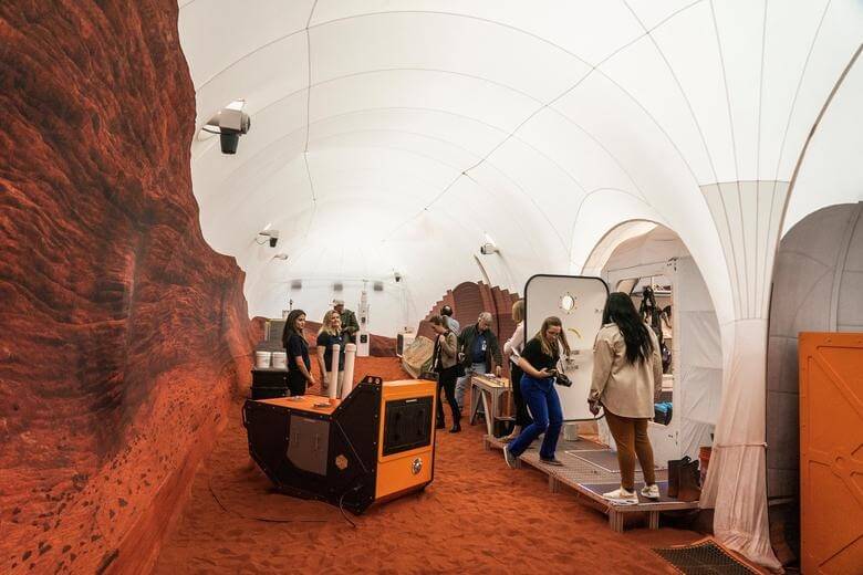 NASA公開新的模擬火星棲地，內含4間小房、一健身房和大量紅沙。（路透社）