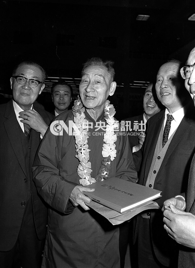 風骨嶙峋的郎靜山長年穿著深藍長衫、黑布鞋，成為他的註冊標誌，圖為他1971年12月7日搭機前往美國旅行訪問時在機場留影。（中央社檔案照片）