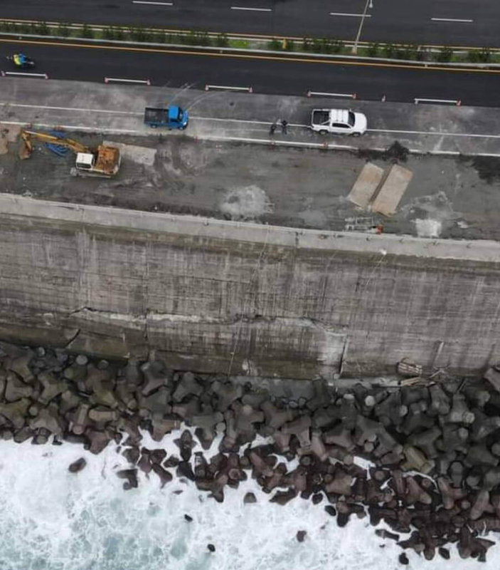 台11線大坑路段，靠近鹽寮村前道路，因長年受海浪侵蝕，造成海堤受損，路基遭淘刷，公路總局第四區養護工程處花蓮工務段正在搶修。（議員魏嘉賢提供）中央社記者張祈傳真  112年4月12日