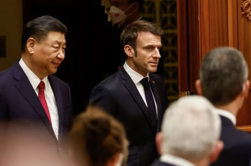 法國總統馬克宏（後右）6日在北京會晤中國國家主席習近平（後左）。（路透社）