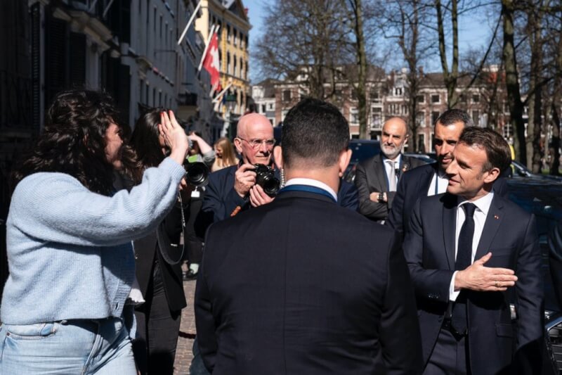 馬克宏（前右）12日造訪荷蘭時表示，在台灣議題方面他支持「維持現狀」。（圖取自twitter.com/EmmanuelMacron）
