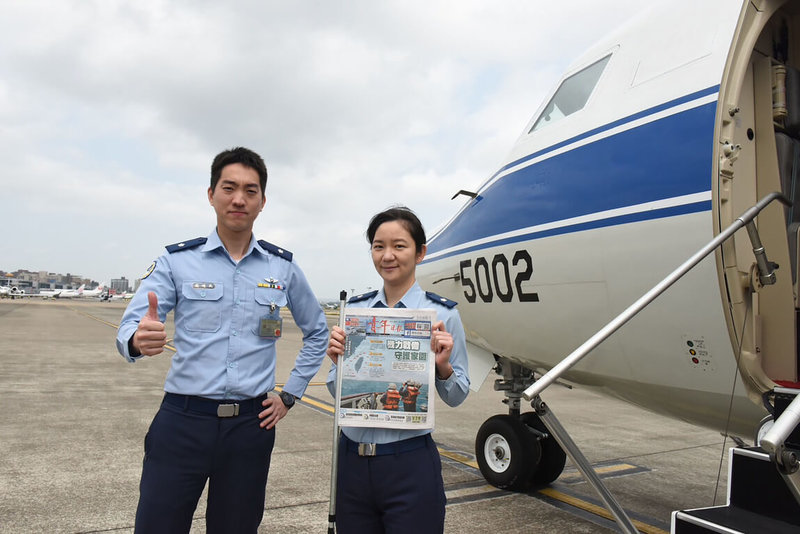 社群流傳空軍一架福克50行政專機飛往中國，空軍駁斥是子虛烏有，並請官兵手持13日出版的軍媒「青年日報」報紙，與網傳機號5002的福克50合影。（空軍提供）中央社記者游凱翔傳真  112年4月13日