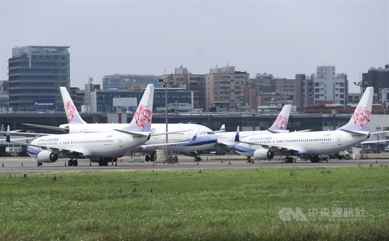 中國16日上午將進行27分鐘航太活動，在台灣北方劃設禁航區，約影響33個航班。圖為多架飛機停靠在台北松山機場停機坪。（中央社檔案照片）