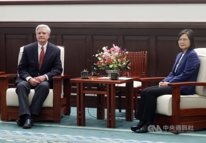 總統蔡英文(右)13日接見美國聯邦參議員胡文(John Hoeven)(左)時表示,台美21世紀貿易倡議完成第2輪談判,將積極推動洽簽台美避免雙重課稅協定,為雙方企業提供更多的利基。中央社記者鄭傑文攝 112年4月13日