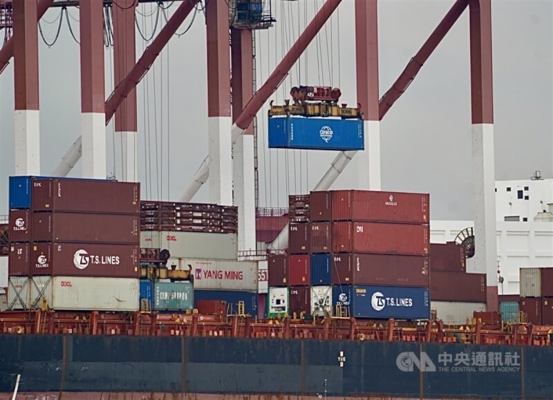 中國12日宣布對台灣進行貿易壁壘調查。圖為停靠在高雄港區的貨櫃船進行裝卸作業。（中央社檔案照片）