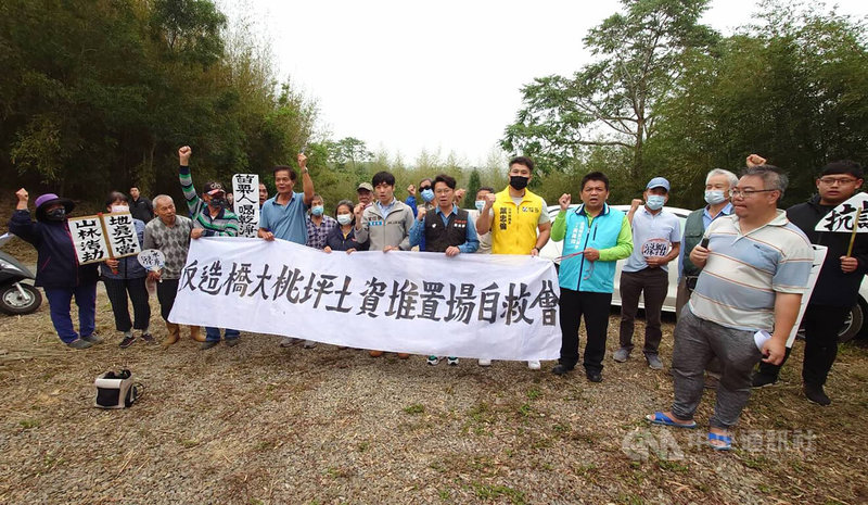 苗栗縣政府13日針對「大桃坪土石方資源堆置場開發計畫」，辦理非都市土地使用分區及用地變更現勘，反大桃坪土資場自救會率地方居民到場拉白布條抗議。中央社記者管瑞平攝  112年4月13日