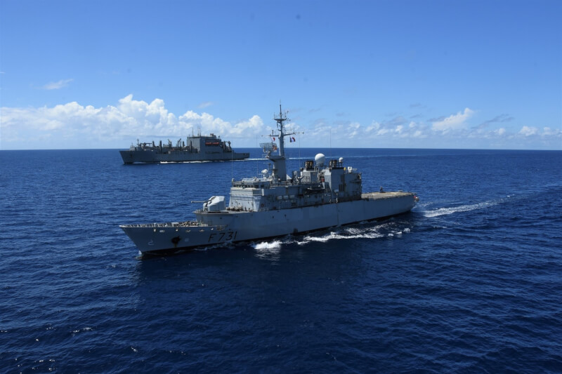 圖為法國軍艦牧月號4月2日往越南航行與當地海軍交流。（圖取自facebook.com/AmbassadeFranceVietnam）