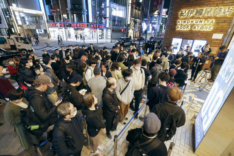 村上春樹13日推出睽違6年的長篇小說新作，不少書迷12日凌晨在東京一間書店外排隊，等待新書開賣。（共同社）