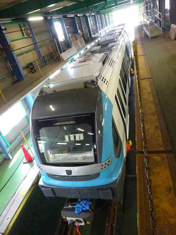 新北市捷運工程局13日首度公開捷運三鶯線列車外觀，並指出首列車在日本車廠組裝已大致完成，經檢查與敲定船期後，將安排運送來台時間。（新北市捷運局提供）中央社記者高華謙傳真 112年4月13日